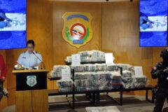Autoridades dominicanas interceptan una lancha con 1.3 toneladas de presunta cocaína y detienen a tres hombres - Infobae