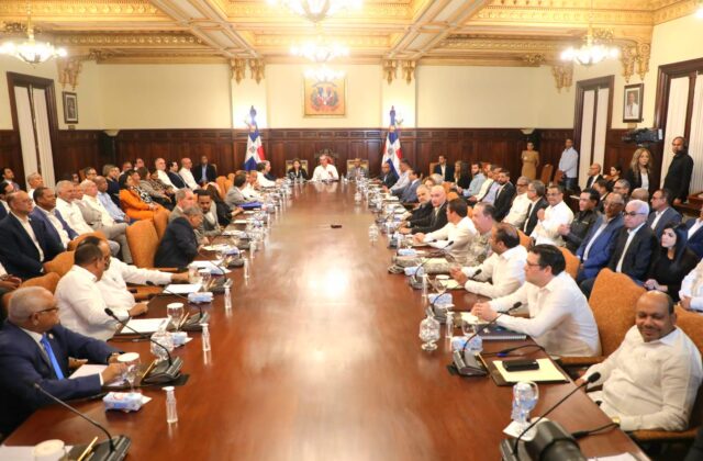 Presidente Abinader se reúne con 53 estudiantes sordos que completaron su formación en inteligencia artificial - Presidencia de la República Dominicana