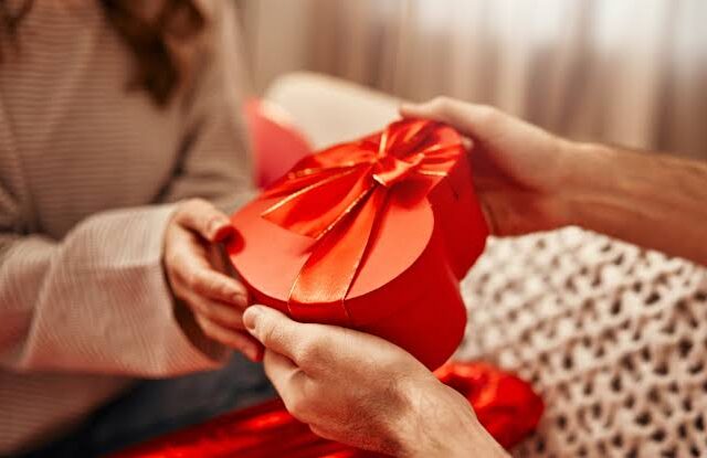 ¿Menos románticos o nuevas formas de amar? El debate sobre los detalles en pareja