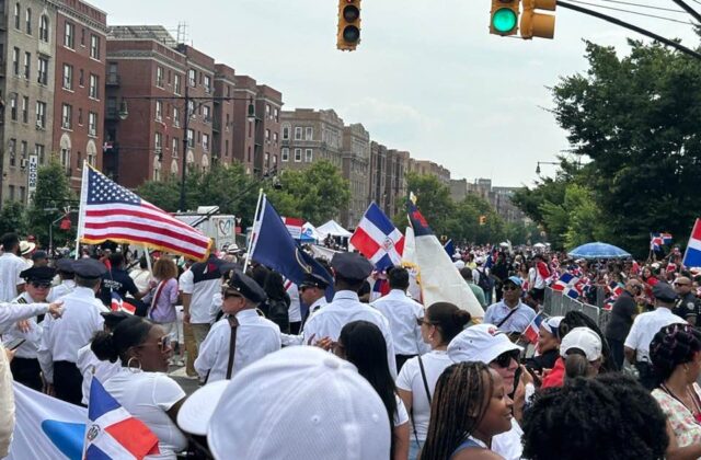 Influencer Víctor expresa alegría al vivir por primera vez Parada Dominicana de Manhattan