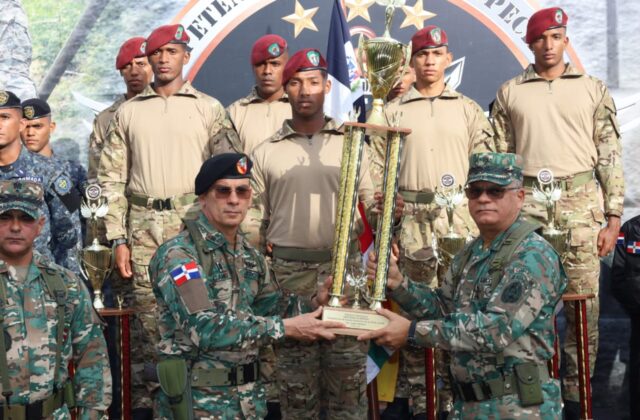 MIDE honra con izada especial de bandera y condecoraciones a atletas militares y policiales medallistas de Santo Domingo 2026 - Presidencia de la República Dominicana