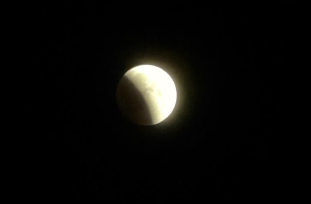 Eclipse lunar ya se empieza a ver en la República Dominicana