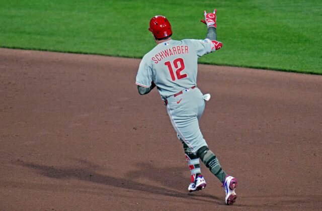 Schwarber rompe sequía de jonrones con dos cuadrangulares en triunfo de los Filis