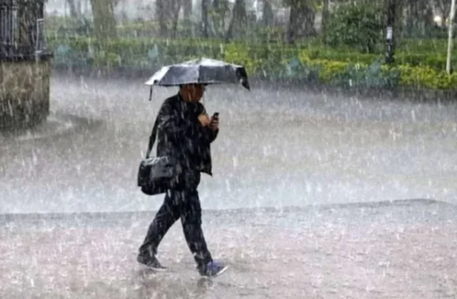 Onda tropical dejará aguaceros este lunes; autoridades vigilan tres zonas de disturbios
