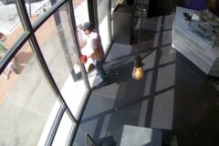 Imagen relacionada: panas salen disparadas pared cristal