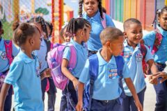 Matrícula récord y viejos males marcan el inicio del año escolar 2026-2027