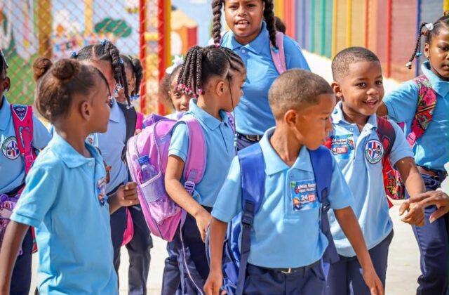 Matrícula récord y viejos males marcan el inicio del año escolar 2026-2027