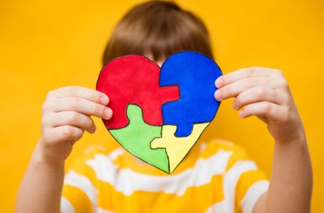 Sociedad Dominicana de Neurología aclara que aminoácidos y vitaminas B no son tratamiento general para el autismo