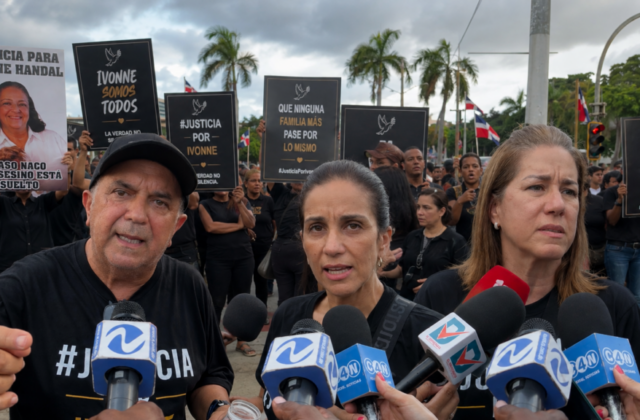 Familiares de Ivonne Handal exigen justicia por su muerte durante vigilia en La Feria