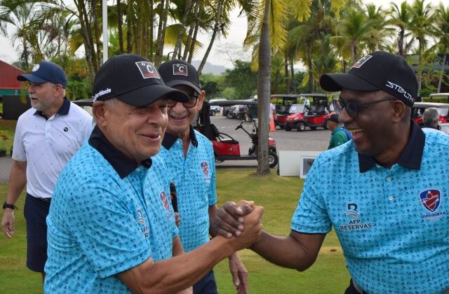 Ligas de golf de RD y Panamá reconocen al embajador dominicano Roberto Salcedo