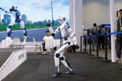 Los robots chinos pasan del espectáculo a realizar tareas cotidianas