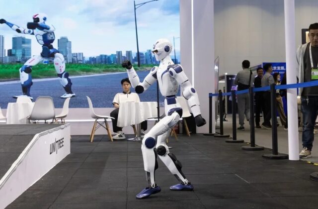 Los robots chinos pasan del espectáculo a realizar tareas cotidianas 