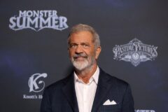 Mel Gibson enfrenta críticas por gestos detrás de un intérprete de lengua de señas