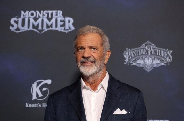 Mel Gibson enfrenta críticas por gestos detrás de un intérprete de lengua de señas