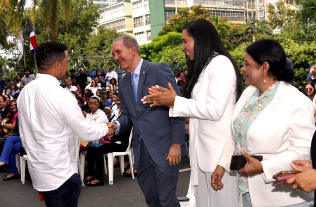 Médicos dominicanos podrán optar por becas para especializarse en Brasil - Acento