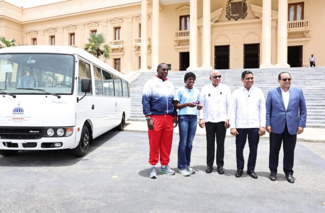 Ministerio de Deportes entrega autobús a Marileidy Paulino para apoyar a niños y jóvenes