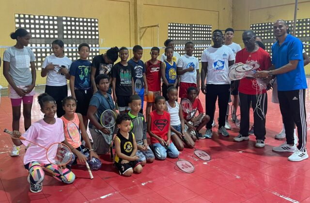 Federación de Bádminton entrega incentivos a atletas y entrenadores