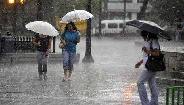 Onda tropical y vaguada mantendrán los aguaceros; tres localidades están en alerta