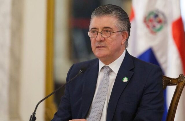 Roberto Santana confirma le fue extirpada una lesión maligna en la vejiga