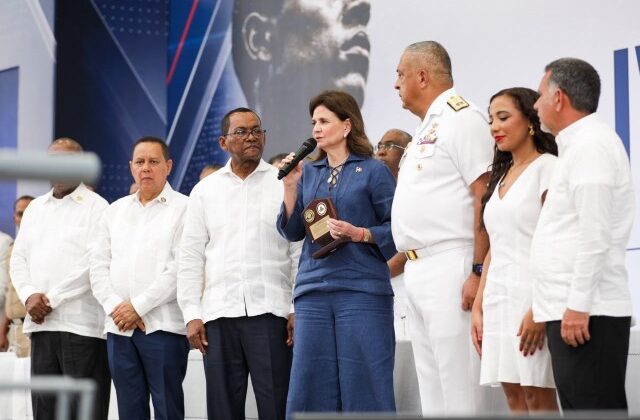 Raquel Peña encabeza graduaciones para fortalecer formación de jóvenes