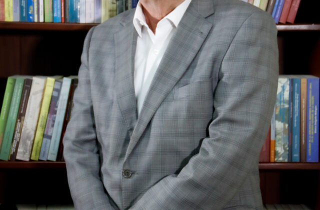 Roberto Cassá defiende contenido histórico de los libros elaborados para el Ministerio de Educación