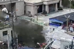 Imagen relacionada: personas huyen vidas mientras deslizamiento