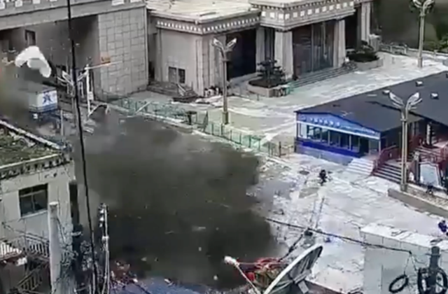 Imagen relacionada: personas huyen vidas mientras deslizamiento
