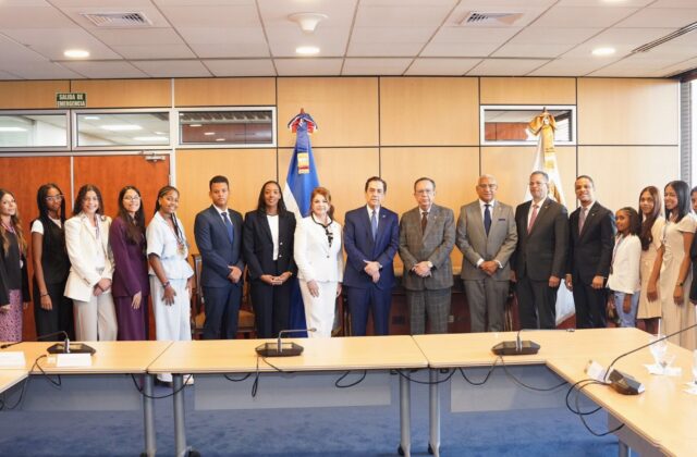 Valdez Albizu recibe al embajador Tony Raful y a estudiantes dominicanos destacados en España