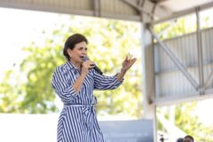Vicepresidenta Raquel Peña entrega 450 títulos de propiedad a familias de Guayacanal, Azua