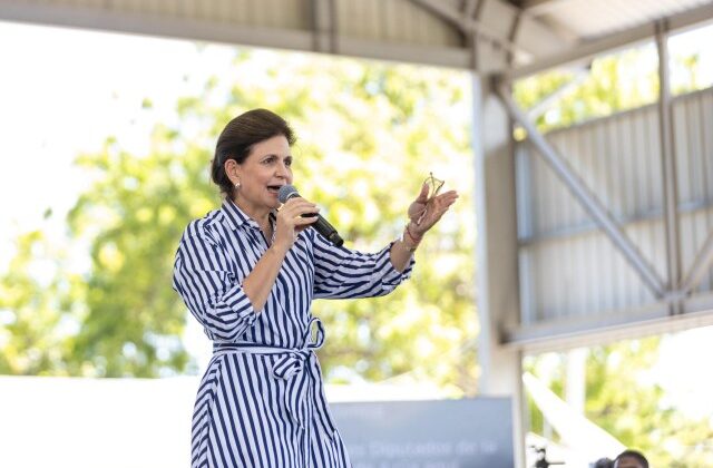 Vicepresidenta Raquel Peña entrega 450 títulos de propiedad a familias de Guayacanal, Azua