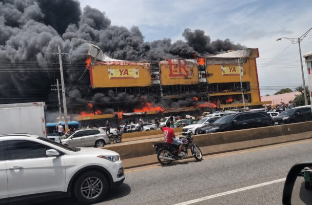 Voraz incendio consume gran parte de establecimiento comercial en la autopista Las Américas
