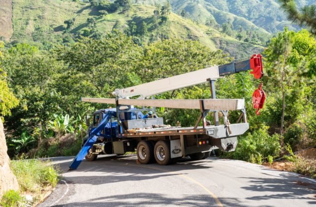 Edesur electrificará comunidad de Azua que dependía de conexiones improvisadas