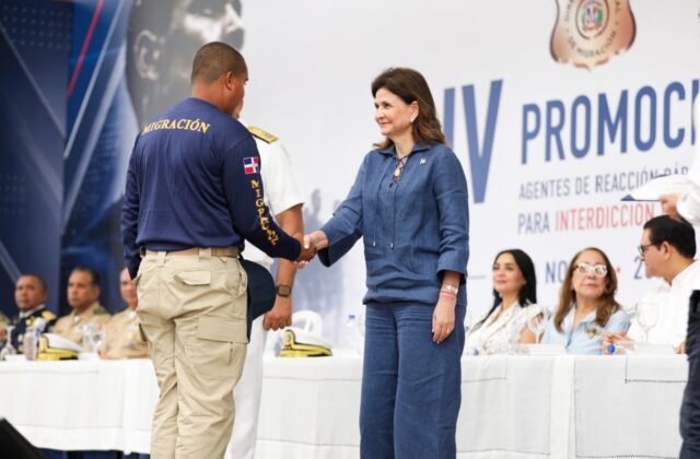 Raquel Peña encabeza graduación de más de 1,190 jóvenes y nuevos agentes de Migración en Santiago