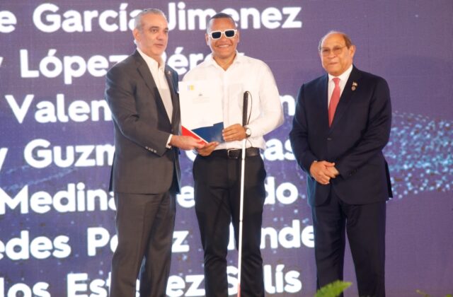 Abinader entrega 1,500 becas internacionales y anuncia otras 5,000 para estudiar en el país