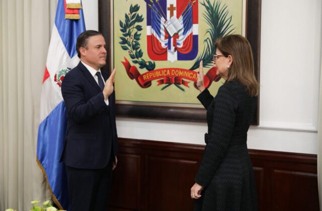 Raquel Peña juramenta a Jean Luis Rodríguez como nuevo ministro de Vivienda