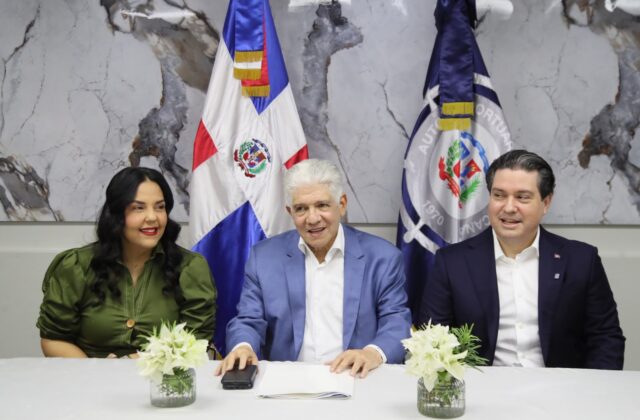 Alejandro Campos y Julia Muñiz asumen nuevas funciones en Apordom tras ser juramentados por Eduardo Estrella