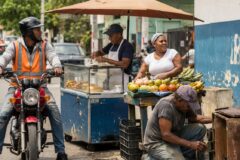 Los trabajos con los que miles de dominicanos se buscan la vida fuera de una nómina