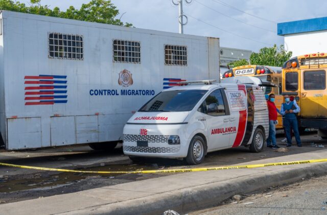 Encuentran cadaver en camión averiado en el parqueo trasero de Migración