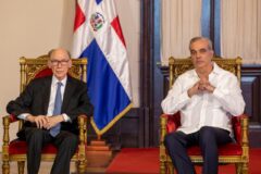 Abinader impone la Orden del Mérito de Duarte, Sánchez y Mella al historiador Frank Moya Pons