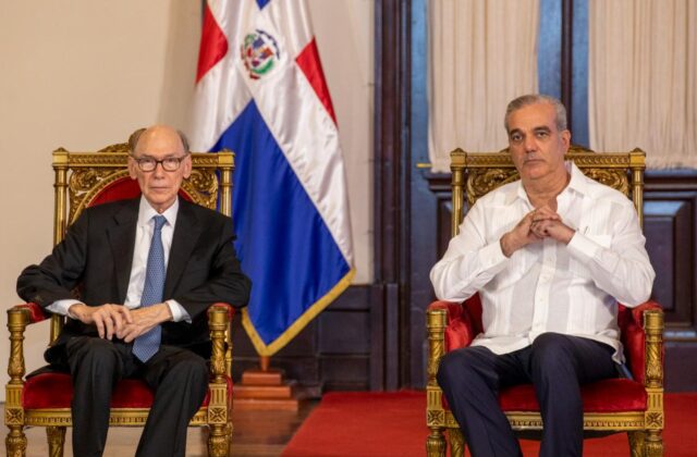 Abinader impone la Orden del Mérito de Duarte, Sánchez y Mella al historiador Frank Moya Pons