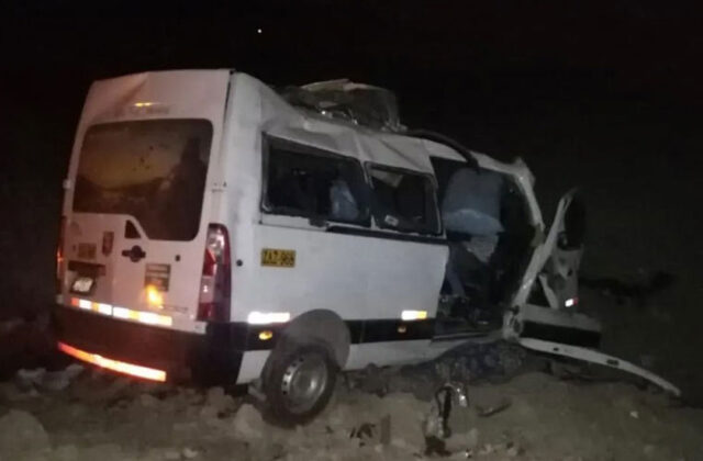 Suben a 13 los fallecidos en choque de una miniván con un tráiler en el sur de Perú
