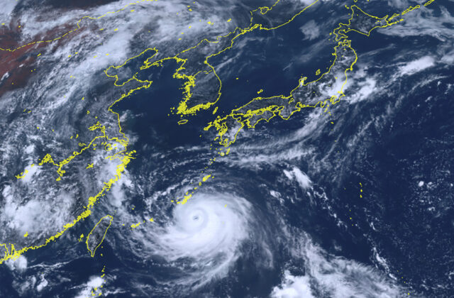 Tifón azota Japón con vientos de 150 km/h