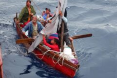 México rescata a migrantes cubanos a la deriva en una embarcación