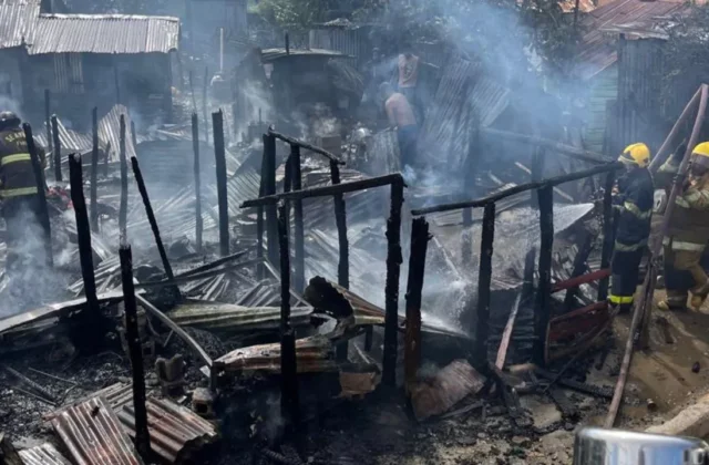Imagen relacionada: incendio destruye tres viviendas palo