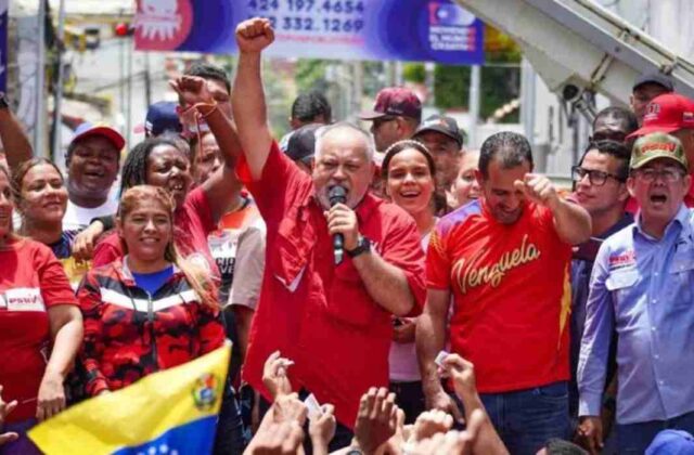 Cabello da bienvenida a opositores que llegaron a Venezuela para diálogo con el chavismo