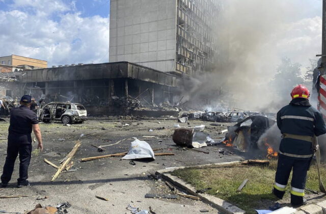 Al menos 15 muertos y 130 heridos en ataque ruso contra un centro comercial en Ucrania