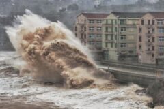 Tifón Narra deja 54.000 evacuados en región china de Guangxi mientras se vigila su avance