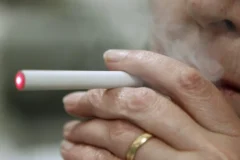 California avanza hacia la prohibición de los cigarrillos electrónicos desechables