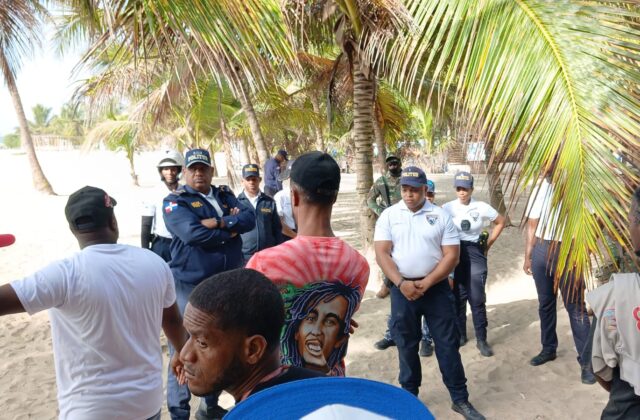Operativo de Politur en Juan Dolio genera tensión entre agentes y trabajadores de la playa