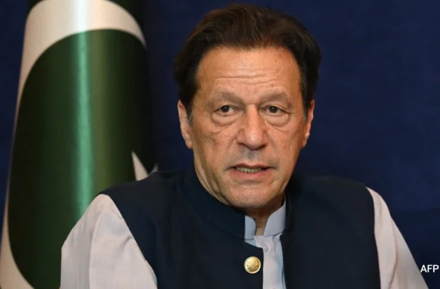 Ex primer ministro pakistaní regresa a prisión tras examen en el hospital